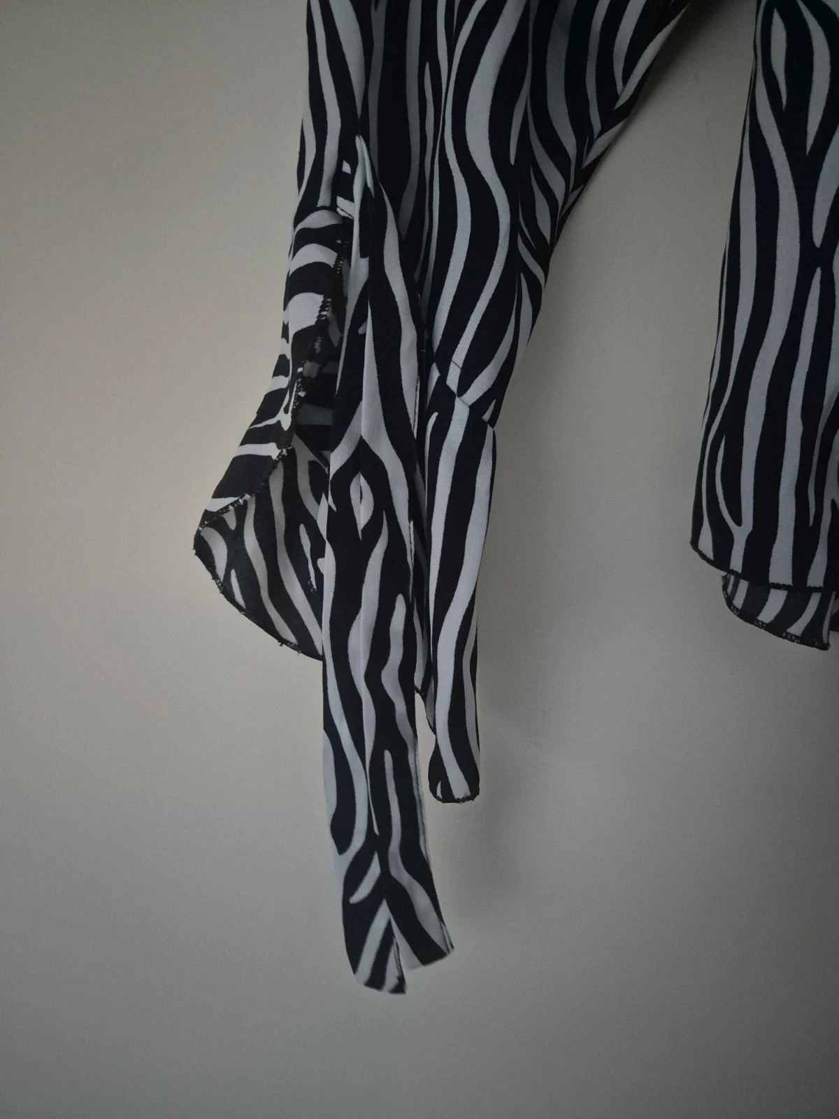 Blusa con estampado de cebra talla L con detalle de lazo – photo 4
